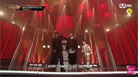 결승전에서 프로듀서 자이언티ㆍ기리보이와 래퍼 염따와 함께 꾸민 ‘크레딧’ 무대. 릴보이는 “시계가 멈춰있는 가운데 염따 형이 ‘이상한 나라의 앨리스’의 토끼처럼 과거 회상 공간으로 인도하는 역할이었다”며 “마지막 무대인 만큼 가장 기억에 남는다”고 말했다. [사진 Mnet]