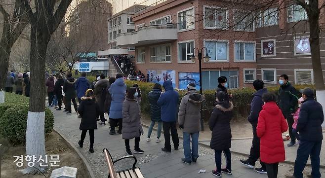 26일 베이징시 차오양구 왕징의 한 아파트 단지에 코로나19 핵산검사를 받기 위해 주민들이 줄을 서있다.