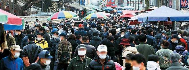 27일 서울 종로구 숭인동 동묘벼룩시장이 코로나19 방역 위기 상황에도 아랑곳없이 방문객들로 붐비고 있다. [한주형 기자]