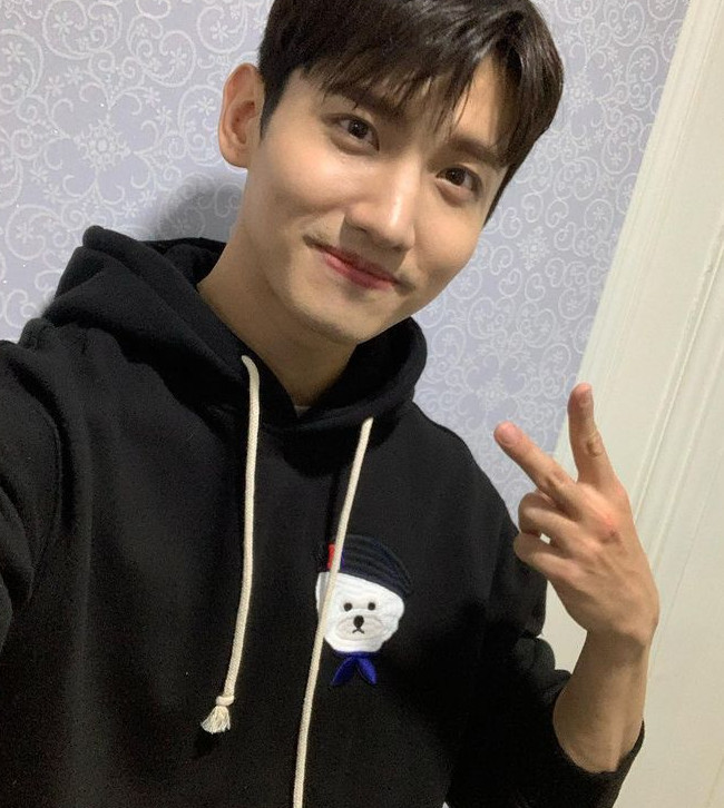 Group TVXQ member Changmin thanked fans for the 17th anniversary of debut.Changmin posted a picture on Instagram on December 27 with an article entitled Thank you for your 17th anniversary untapped fan meeting Thank you #casiopea #17th anniversary # Thank you.Changmin in the photo is wearing a comfortable hooded T-shirt and smiling at V. He boasts a small face and a clear face.It is a luxury smile that thrills the heart of fan club casiopea.