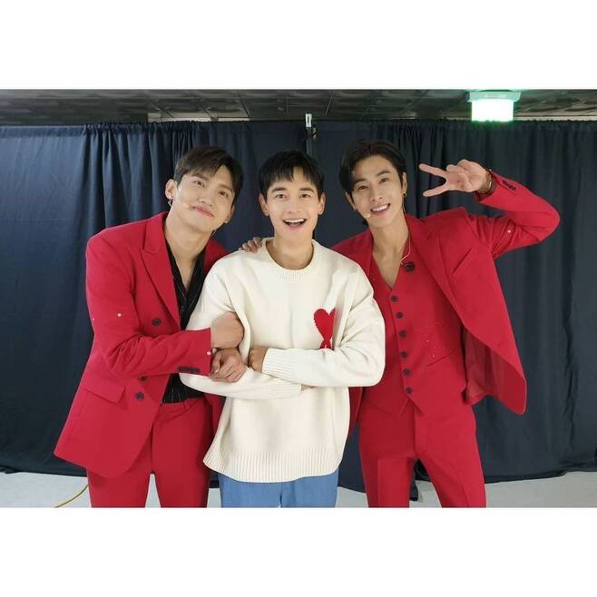 Group TVXQ Yunho has released an online fan meeting behind-the-scenes photo.Yunho posted a picture on his personal Instagram page on December 27.The photo shows Yunho, Changmin and SHINee Minho posing affectionately. The warm visuals of the three people attract attention.Yunho said, Yesterday, I enjoyed the 17th anniversary fan meeting ~  ~ Changmin Minho and with Cassiopea.