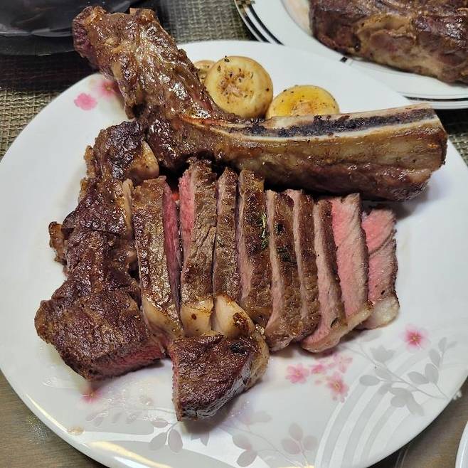 이민형씨가 직접 만든 토마호크 스테이크 [본인 제공. 재판매 및 DB금지]