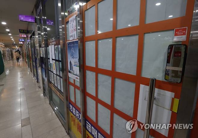 비어 있는 부동산 중개업소 매물 정보란 [연합뉴스 자료사진]