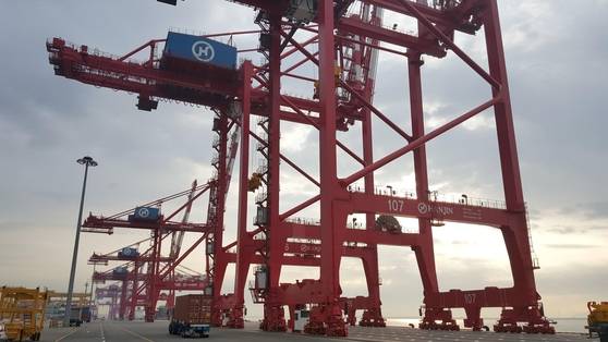 인천항의 한진인천컨테이너터미널(HJIT) 6번, 7번 크레인 /조선DB