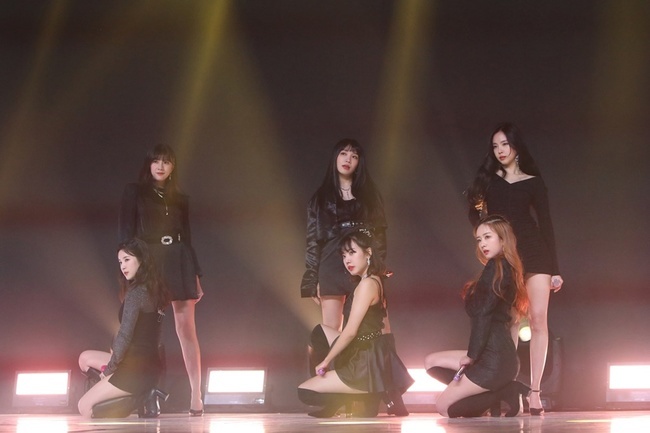 The 10-year-old group Apink has finished the end of the year with an online performance.Apink met with fans on December 27 at 7 p.m. by hosting the Online performance Pink of the Year.This online performance was predicted to be the end of the year for the year-end settlement of the debut Nine-year anniversary, the 10th year of the activity, Apink, which is the year-end settlement of the group Apink, which is the year-end of the year, and it was more meaningful to summarize the past activities of Apink, ...Immediately after the performance, Apink and Apinks Nine-year anniversary fan song Nermosunsa (I Love You Every Moment) were ranked 2nd and 4th respectively in Twitter real-time trends, proving the hot topic.Apink, who made a brilliant performance of Online performance with the title song % (appropriate) of the Mini 8 album, which proved new possibilities last year, led the online performance with a variety of talk and game corners as well as a charismatic stage as a 10th year girl group.After a talk about individual activities and team activities during 2020, the Apink members laughed with a witty digestion of a group game that looked at the teamwork of the 10-year girl group, and had a special time by communicating directly with the fans through video connections with the fans who had been told in advance and sharing the message of warm one.In April, Apink also presented the stage where Apinks colorful charms stand out, including the title song Dumhdurum of the mini-9th album LOOK, which was loved by many people, including the top of the major sound one chart and achieving 8th crown of music broadcasting, as well as Overwrite, No 1, I Can Be Sully He presented his fans with a fun time with his eyes and ears.I always spent the end of the year and the beginning of the year with my fans, but it was a little bit disappointing, but it was a happy time to communicate with you, said Son Na-eun, who finished the year 2020 with fans through an online performance. Oh Ha-young said, I felt that I was communicating and communicating with my fans for a long time.Leader Park Chan-longs I hope you will share all the moments of Apink next year with Apink successfully completed the 120-minute online performance after the mini-year anniversary fan song I Love You Every Moment in the mini 9th album LOOK.
