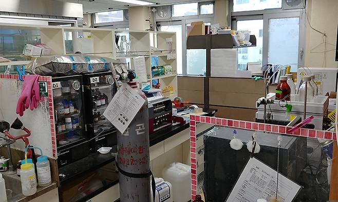 지난해 12월 폭발 사고가 발생한 경북대 연구실과 유사한 구조의 또 다른 연구실의 모습. 각종 집기와 시료, 가스통 등이 좁은 공간 안에 놓여 있다. 전혜숙 더불어민주당 의원실 제공
