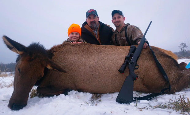 지난해 미국 미시간주 선필드타운십에서 아버지와 함께 거대 사슴을 사냥한 8살 소녀./사진=군나르 밀러 페이스북