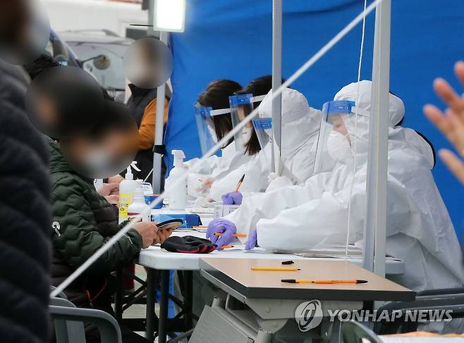 분주한 선별진료소 [연합뉴스 자료사진]
