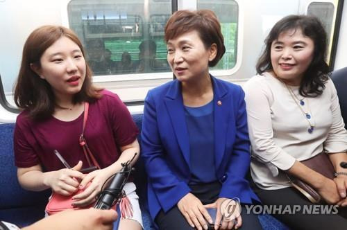 수도권 급행열차 탑승한 김현미 장관 김현미 국토교통부 장관이 지난 2017년 7월 7일 경기도 시흥시 정왕동 오이도역에서 열린 수도권 급행열차 확대운행 행사에서 열차를 타고 탑승객과 이야기를 나누는 모습. [연합뉴스 자료사진]
