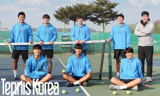양구고 테니스부-심우혁(2) 김민준(1) 이창훈(2) 현준하(2) 정기훈 감독, 이해선(1) 윤현덕(2) 오범찬(1) (왼쪽위부터 시계방향)