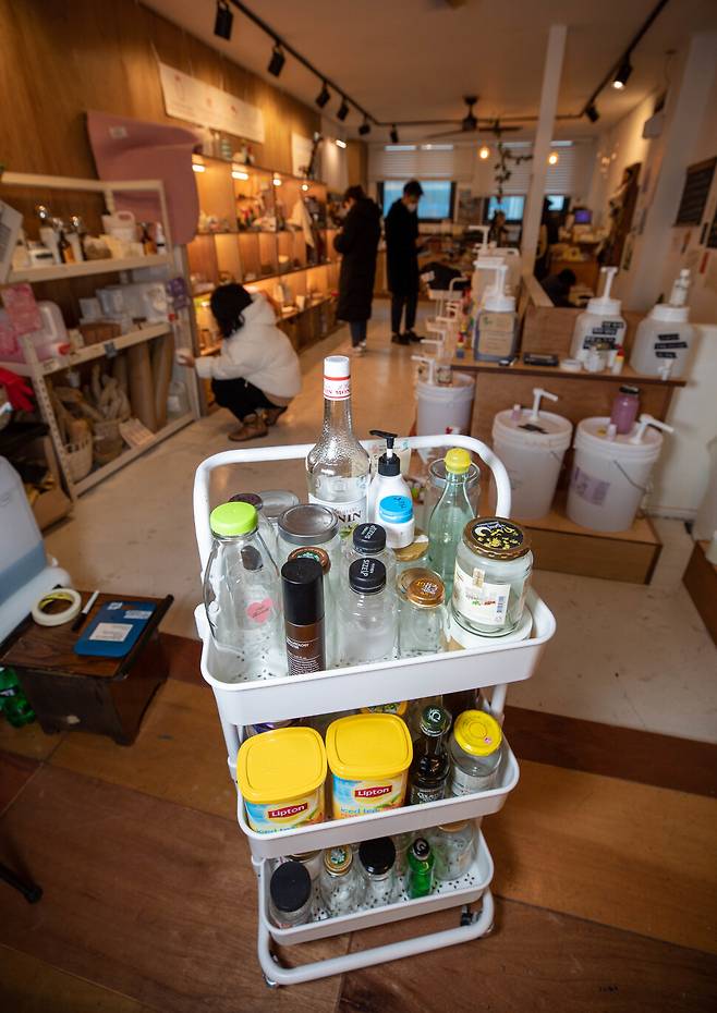 알맹상점에서 고객들이 리필하거나 재사용 가능한 물건들을 고르고 있다. 김진수 선임기자
