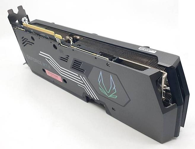 대형 쿨러와 금속재질 맥 플레이트를 탑재해 존재감이 상당하다