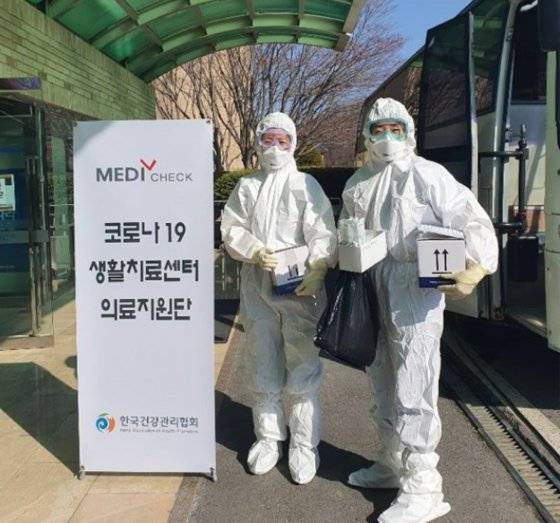 지난 3월 장수영 간호사(오른쪽)가 동료와 함께 충북 제천 생활치료센터에서 근무하고 있다. [장수영 간호사]