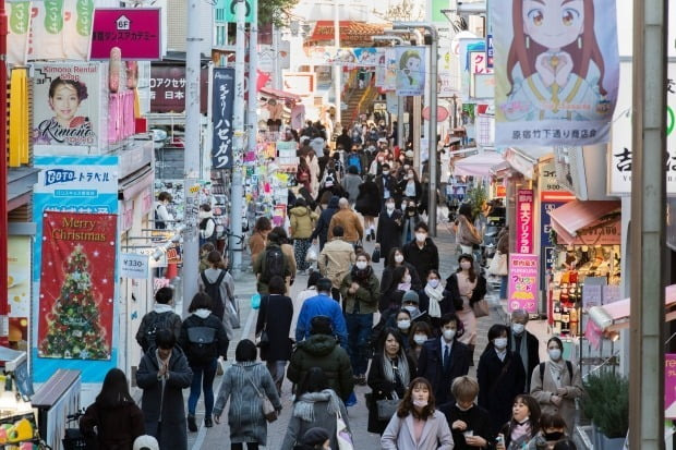 일본 도쿄 시민들이 번화가인 하라주쿠의 거리를 오가고 있다/사진=AP