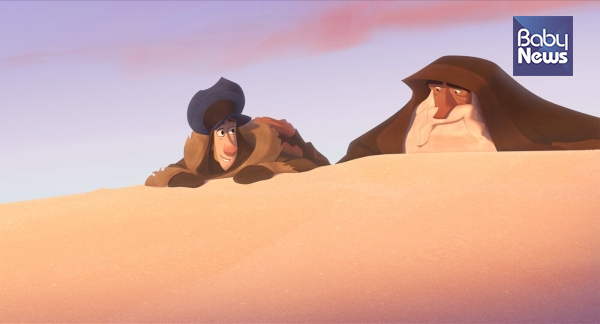 선물을 받고 기뻐하는 아이를 멀리서 몰래 지켜보며 흐뭇해하는 제스퍼와 클라우스. ​ⓒNetflix