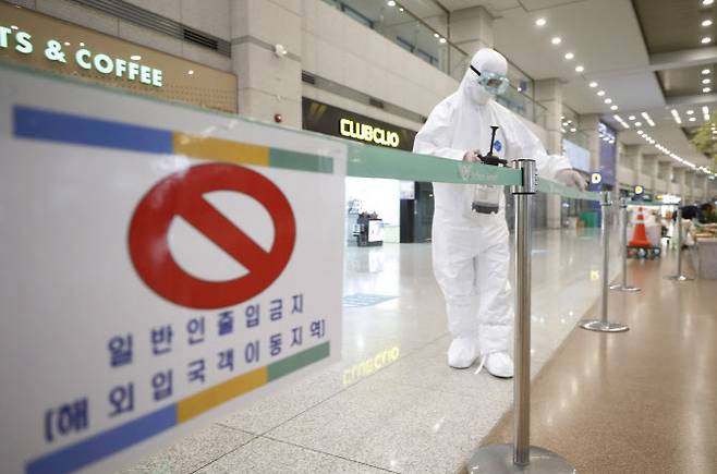 영국에서 확산한 코로나19 변이 바이러스가 국내에도 유입된 것으로 알려진 이튿날인 29일 인천국제공항 1터미널에서 관계자들이 방역을 하고 있다. (사진=뉴시스)