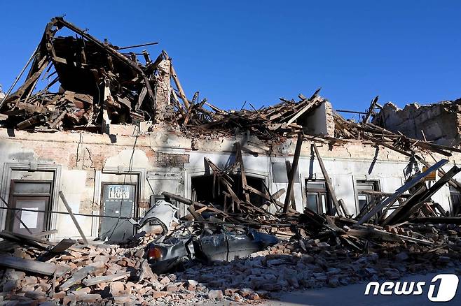 규모 6.4 강진으로 무너진 크로아티아 페트리냐의 한 건물. © AFP=뉴스1