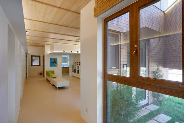 아동발달센터가 있는 1층은 가정집처럼 거실과 각 방으로 구성됐고, 따뜻한 느낌을 주기 위해 창문과 천장 등을 나무 소재로 마감했다. 노경 건축사진작가