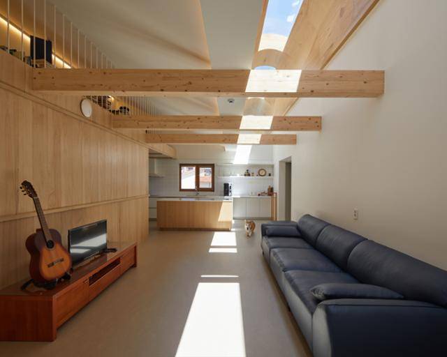 부부의 거주공간으로 사용하고 있는 2층의 중앙엔 채광을 위해 천창을 냈다. 노경 건축사진작가