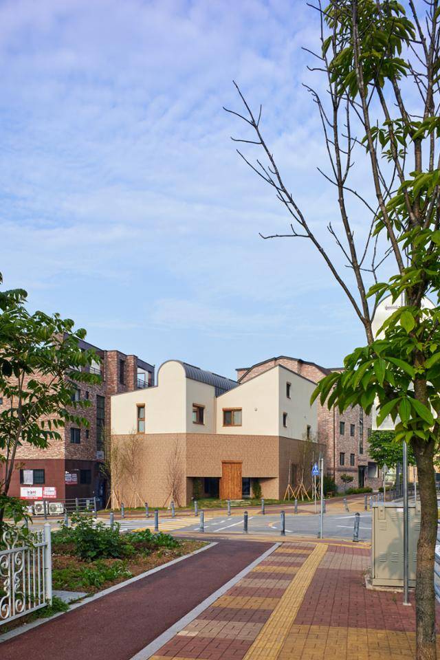 '파람집'은 가장 편안하고 기분이 좋을 때 절로 나오는 휘파람 같은 집이 되길 바라는 부부의 바람이 담겨 있다. 노경 건축사진작가