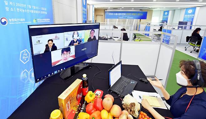 A representative of a local food producer consults foreign buyers via virtual link during an online K-Food promotion event organized by aT this year. (aT)