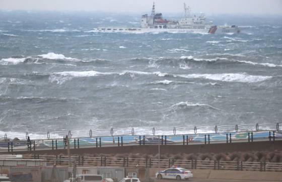 A marine police vessel searching the waters near Jeju Port on Wednesday morning for the seven missing fishermen. [YONHAP]