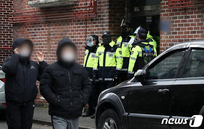 13일 오전 아동 성폭행 혐의로 징역 12년을 복역 후 출소한 조두순이 거주하는 경기도 안산시내 거주지 앞에 경찰들이 주변을 통제하고 있다./사진=뉴스1