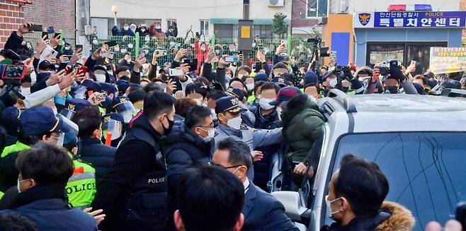 아동 성폭행 혐의로 징역 12년을 교도소에서 복역해 출소한 조두순(68)이 12일 오전 경기도 안산시 자신의 거주지로 들어가고 있다./사진=뉴시스