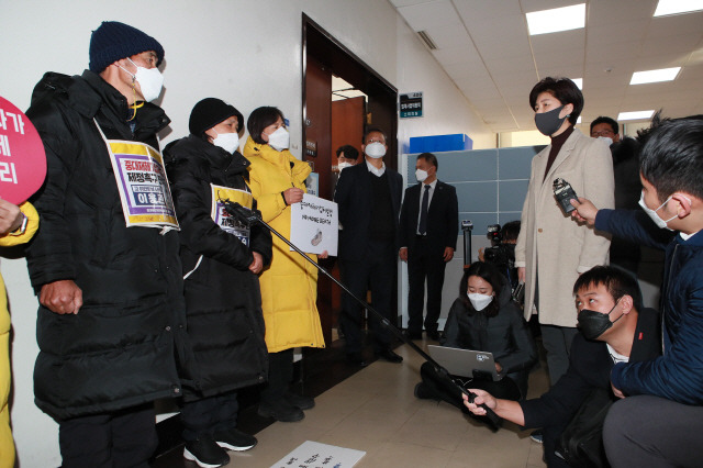 백혜련 국회 법사위 법안심사제1소위 위원장(오른쪽)이 30일 오후 국회에서 열린 법사위 법안심사제1소위원회에 참석하며 중대재해기업처벌법 제정을 촉구하는 고 이한빛PD 아버지 이용관씨(왼쪽부터), 고 김용균씨 어머니 김미숙 김용균재단 이사장, 정의당 강은미 원내대표와 이야기를 나누고 있다./연합뉴스