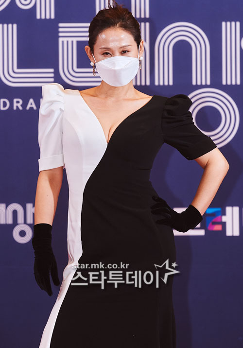 Actor Kim Sun-Young poses at the 2020 MBC Acting Grand Prize awards held at MBC Public Hall in Sangam-dong, Seoul on the afternoon of the 30th.The awards were made by broadcaster Kim Sung-joo as a sole MC, and the safety of all performers and staff was the top priority in preparation for the new coronavirus infection (Corona 19), and it was conducted in accordance with the government guidelines related to broadcasting production.