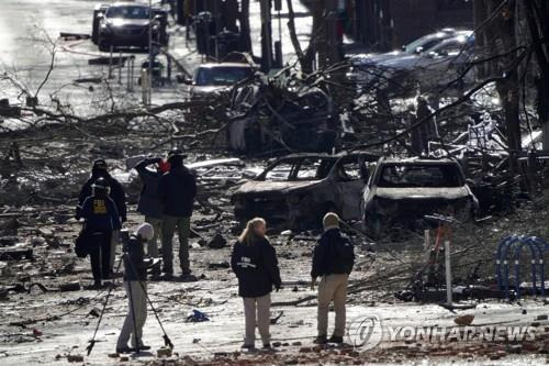 미 내슈빌 차량폭발 현장 조사하는 수사관 [로이터=연합뉴스]