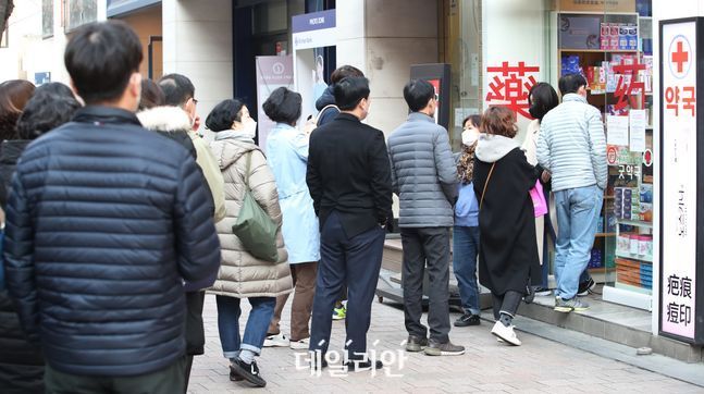 3월 6일 서울 중구 명동의 한 약국에 공적 마스크를 구매하려는 시민들이 줄을 서고 있다.ⓒ데일리안 류영주 기자