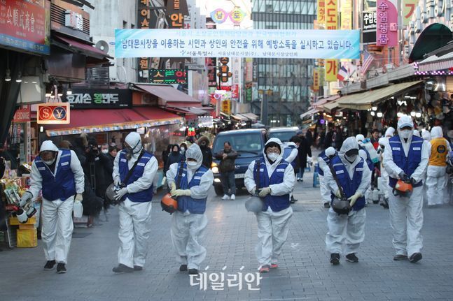 2월 5일 서울 중구 남대문시장에서 방역봉사단이 신종 코로나바이러스 감염증의 확산을 방지하기 위한 방역 작업을 하고 있다.ⓒ데일리안 류영주 기자