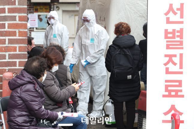 2월 21일 서울 종로구 보건소 선별진료소에서 의료진들이 시민들에게 진료 안내를 하고 있다. ⓒ데일리안 류영주 기자