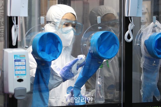 3월 20일 서울 관악구 에이치플러스 양지병원에서 의료진들이 공중전화 박스 형태의 코로나19 감염 안전 진료 부스를 소독하고 있다.ⓒ데일리안 류영주 기자
