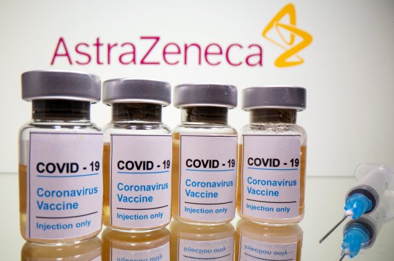 아스트라제네카의 코로나19 백신을 가상한 사진.로이터뉴스1