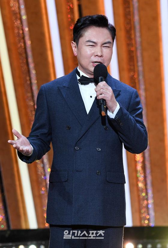 Actor Im Won-hee held the 2020 SBS Acting Grand Prize at the Sangam SBS Prism Tower in Seoul Mapo District on the afternoon of the 31stI am greeting the awards ceremony as a prize winner.