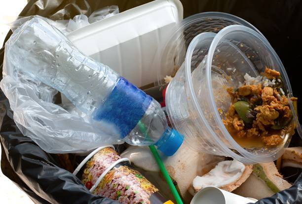 플라스틱 분리수거함에 타 재질과 이물질이 섞여있는 모습(출처=게티이미지뱅크)