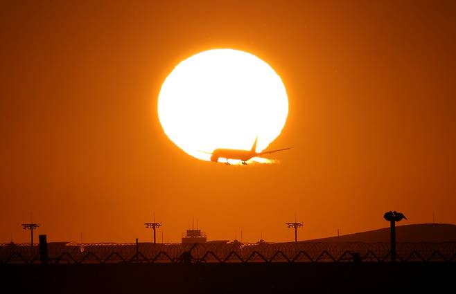 The sunrise is seen at Incheon Airport on Thursday. Hopes for a return to normalcy are echoed around the world upon the New Year after a year of an unprecedented health disaster and devastating disruptions across societies and economies. (Yonhap)