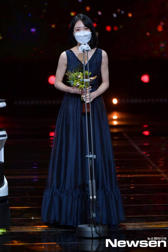 2020 KBS Acting Grand PrizeThe awards ceremony was held at KBS in Yeouido, Yeongdeungpo-gu, Seoul on the afternoon of December 31st.Actor Shin Ye-eun is giving a feeling after winning the Womens Rookie Award.Photos