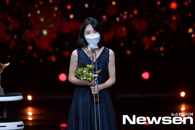 2020 KBS Acting Grand PrizeThe awards ceremony was held at KBS in Yeouido, Yeongdeungpo-gu, Seoul on the afternoon of December 31st.Actor Shin Ye-eun is giving a feeling after winning the Womens Rookie Award.Photos