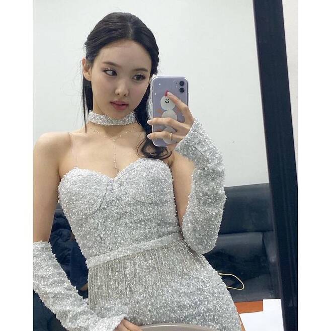 TWICE Nayeon gave a feeling of finishing the year.On December 31, Nayeon posted several photos on his instagram with an article entitled I have been working hard this year, which was exceptionally long, so I will spend the rest of the Once at home warmly and meet in 2021.In the open photo, Nayeon posed in a variety of colorful white stage costumes, her beautiful looks as shiny as the costumes are admiring.