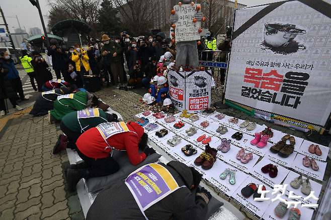 지난 29일 서울 여의도 국회 앞에서 산재 유가족들이 중대재해기업처벌법 제정을 촉구하는 2400배를 준비하고 있다. 박종민 기자