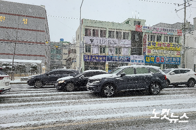 광주전남지역에 지난 29일부터 많은 눈이 내리면서 도로 곳곳에서 교통 혼잡이 빚어졌다. 김한영 기자
