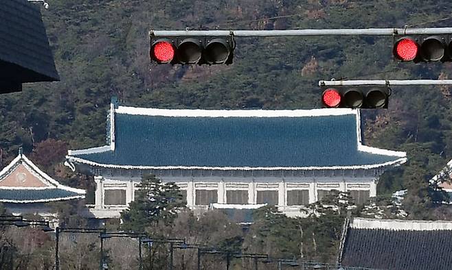 31일 서울 광화문광장 인근 도로에 빨간불이 켜진 신호등 너머로 청와대 본관 전경이 보인다. 이재문 기자