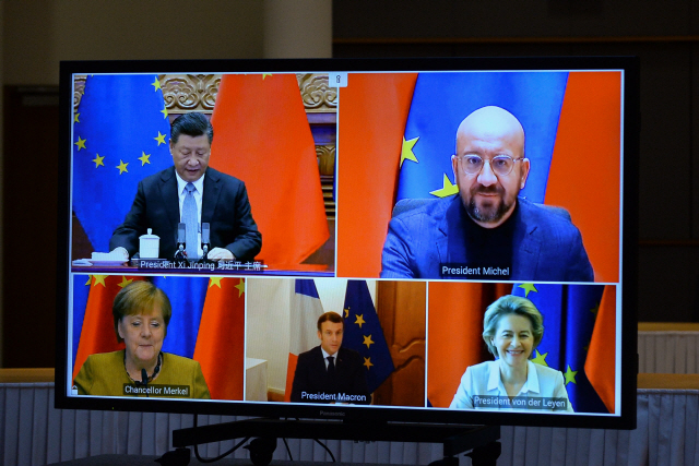 30일 시진핑 중국 국가주석과 앙겔라 메르켈 등 EU 수뇌부가 투자협정에 대해 화상으로 논의하고 있다. /EPA연합뉴스