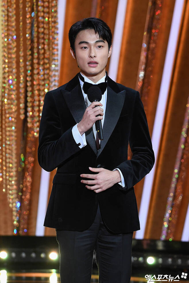 Actor Yoon Chan-young, who attended the 2020 SBS Acting Awards ceremony held at SBS Prism tower in Sangam-dong, Seoul on the afternoon of the 31st, is awarding.