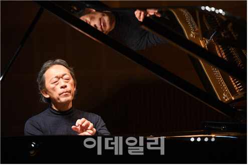 KBS 1TV ‘숨터’에서 정명훈이 피아노를 연주하는 모습(사진=KBS교향악단)