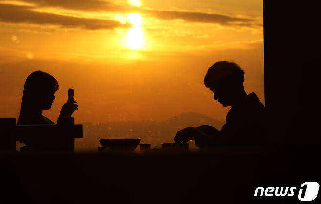 2020년의 마지막 날인 31일 서울 남산타워를 찾은 시민들이 올해 마지막 저녁 식사를 하고 있다. 2020.12.31/뉴스1 © News1 이성철 기자