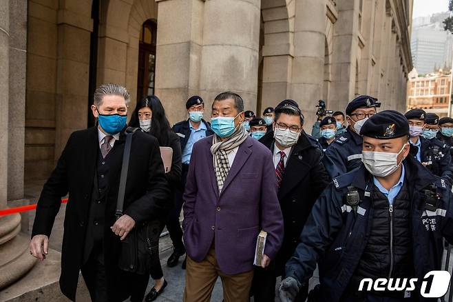 홍콩 언론 재벌 지미 라이(가운데) © AFP=뉴스1